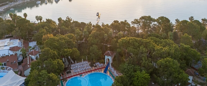 Das Hotel Meder Resort liegt direkt an der Türkischen Riviera. Das Hotel bietet einen atembraubendenBlick ind ie Schönheit der umliegenden Natur.