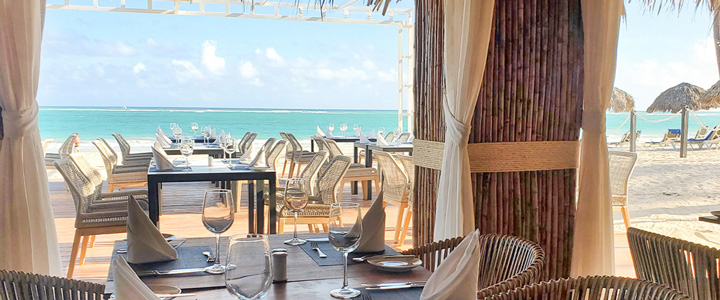 Restaurant auf der Terasse des Grand Bavaro Princess bei Sonnenschein und Blick auf den Playa Bavaro.