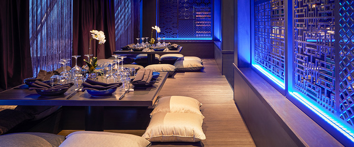Das Restaurant der Vasco da Gama zeigt eine stilvolle Atmosphäre mit stilvoller Beleuchtung. Niedrige Tische, Sitzkissen und festliche Tischdekoration prägen den eleganten Innenbereich.
